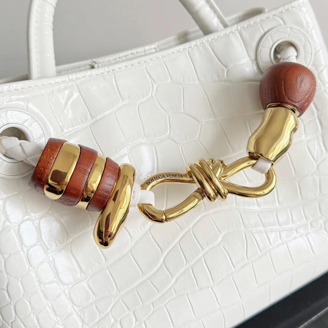 Batch 2880 BOTTEGA VENETA crocodile leather mini andiamo is paired with a four-piece oak hardware set, making the entire bag more layered. As a classic model of the BV family, each innovation brings different surprises to fans. There are three ways to carry it with different makeup. Crocodile skin is called the gold in leather and is famous for its top luxury and rarity. During use, the luster of the crocodile skin will not fade or fade with time. No matter how long it is used, it will still remain new. And because each crocodile skin is different, the effect of each crocodile leather bag is different. Style number: 777614+wood hardware Size: 22*15.5*9cm
